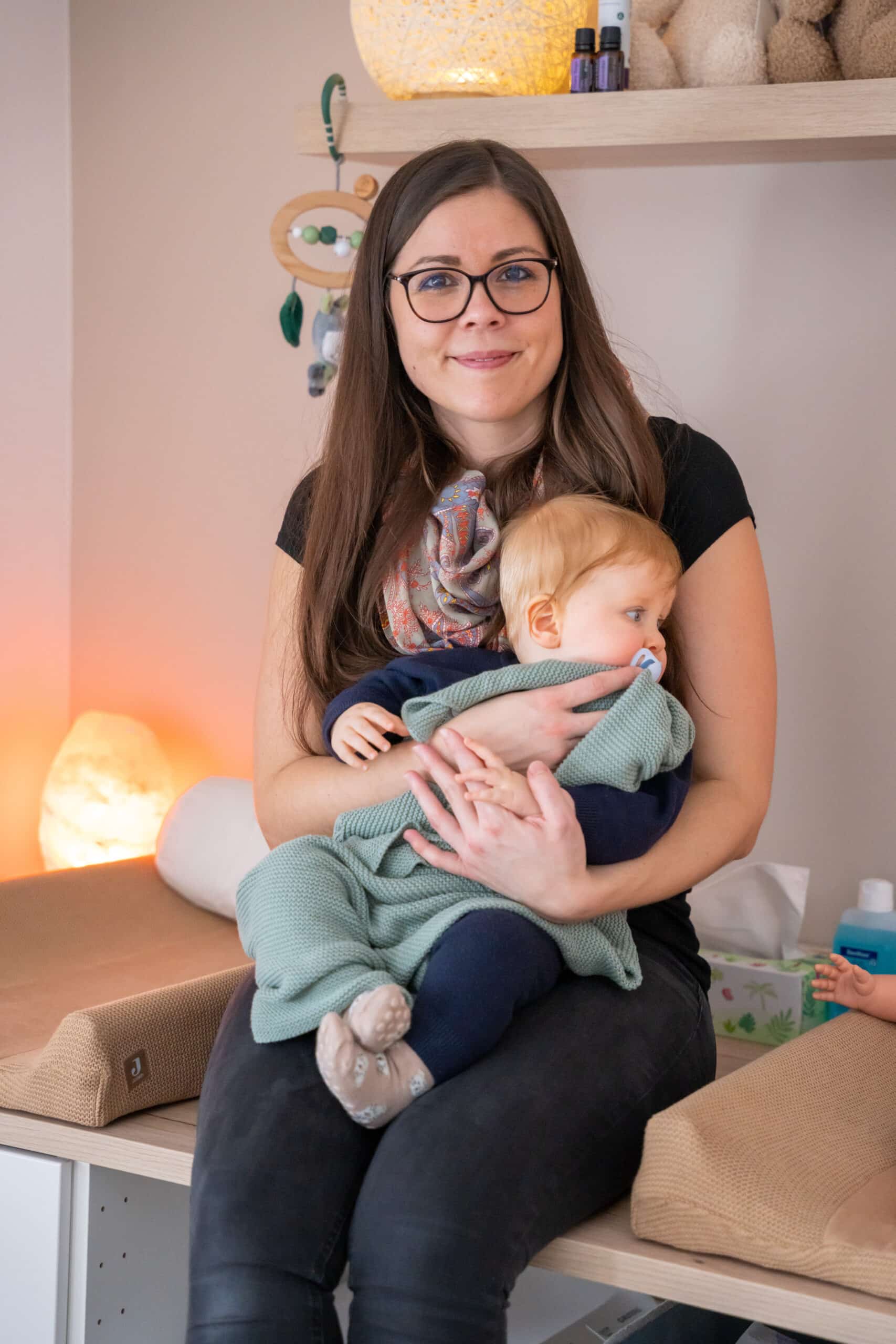 Kiendl-Fotografie Businessshooting bei Floatini Inhaberin mit Kind auf Schoss