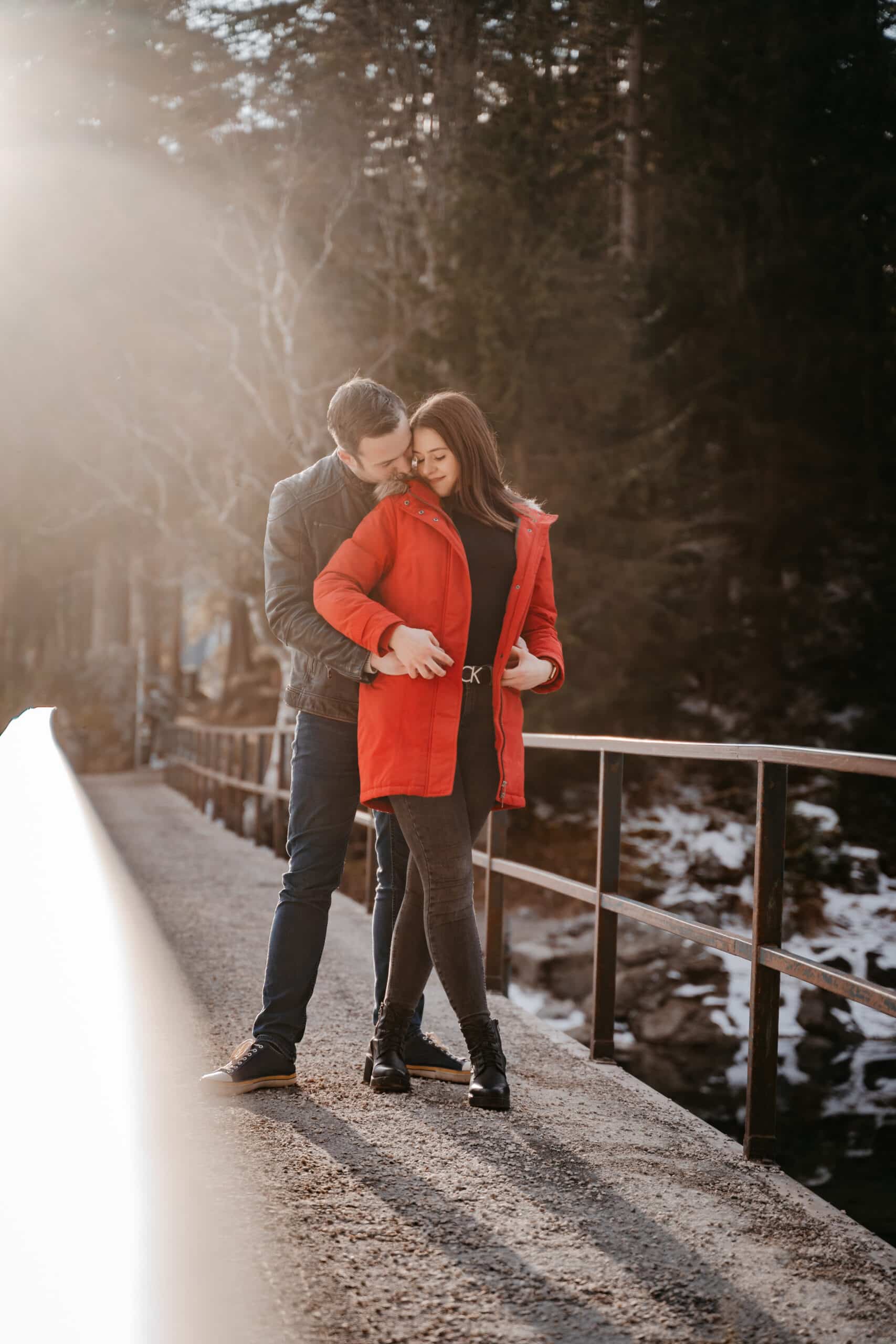 Kiendl Fotografie Hocjzeitsfotograf München Foto von Paar in der Natur bei Paarshooting im Winter